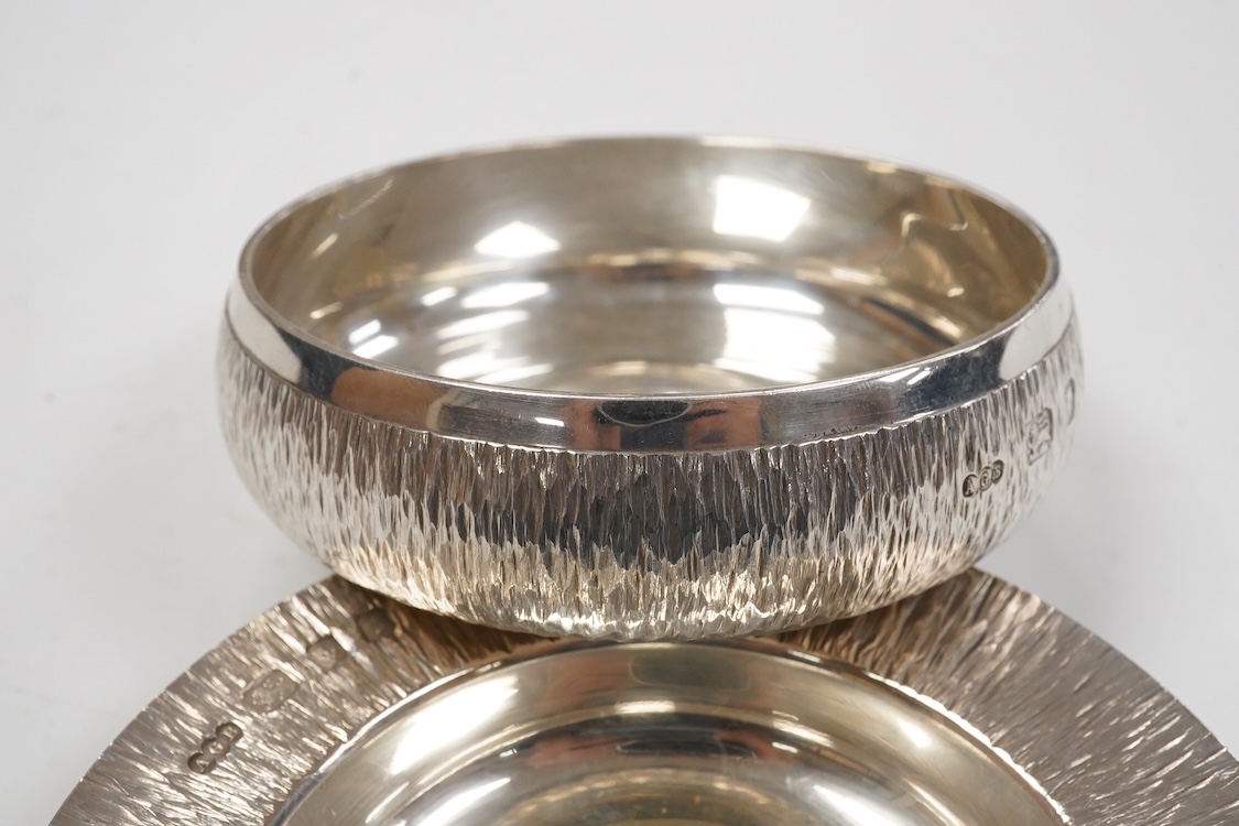 An Edwardian silver mounted glass whisky noggin and matching silver 'Whisky' label by Goldsmiths & Silversmiths Co Ltd, London, 1907, height 10.8cm.